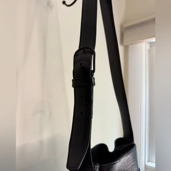 Louis Vuitton Epi Sac De Paule PM Leather Shoulder Bag - Picture 4 of 14